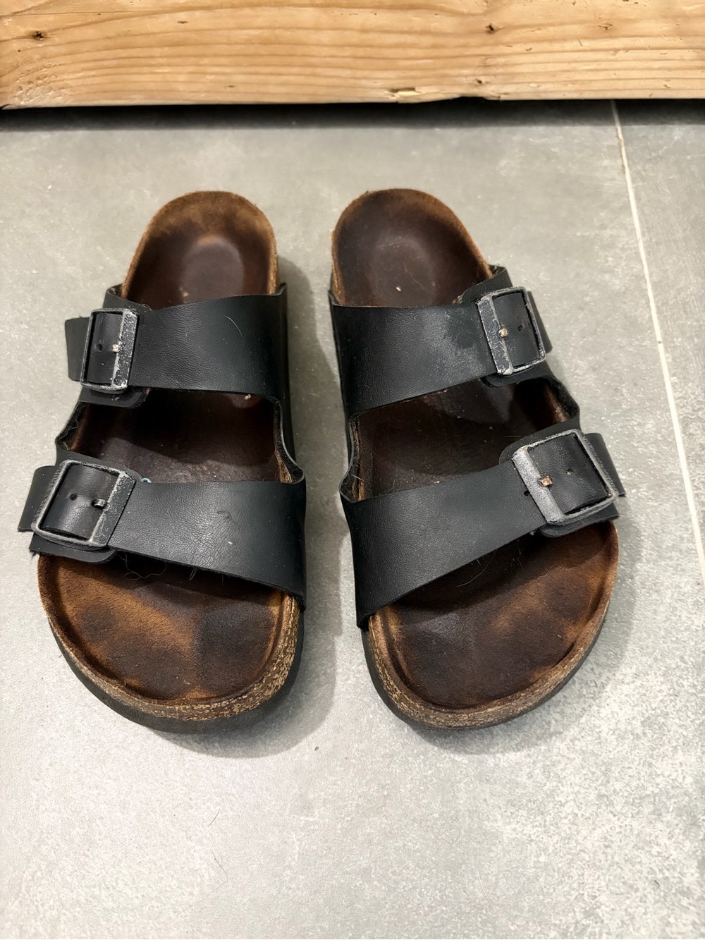 Classic Birkenstock Arizona two-strap sandals in black, size EU 36.